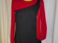 černé šaty s bočními červenými koženými vsadkami